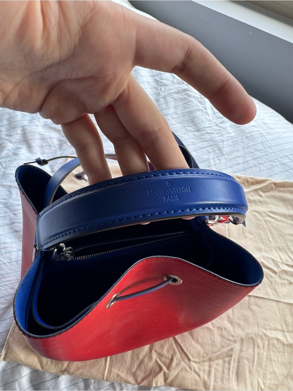 Louis Vuitton Néonoé MM bucket bag Red Epi leather & blue drawstring and lining - Picture 4 of 9